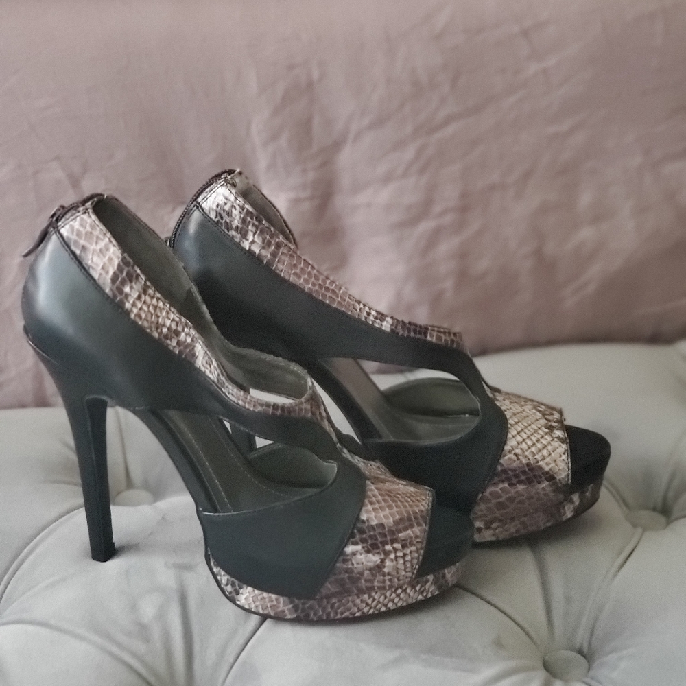 Heels - Picture 3 of 3